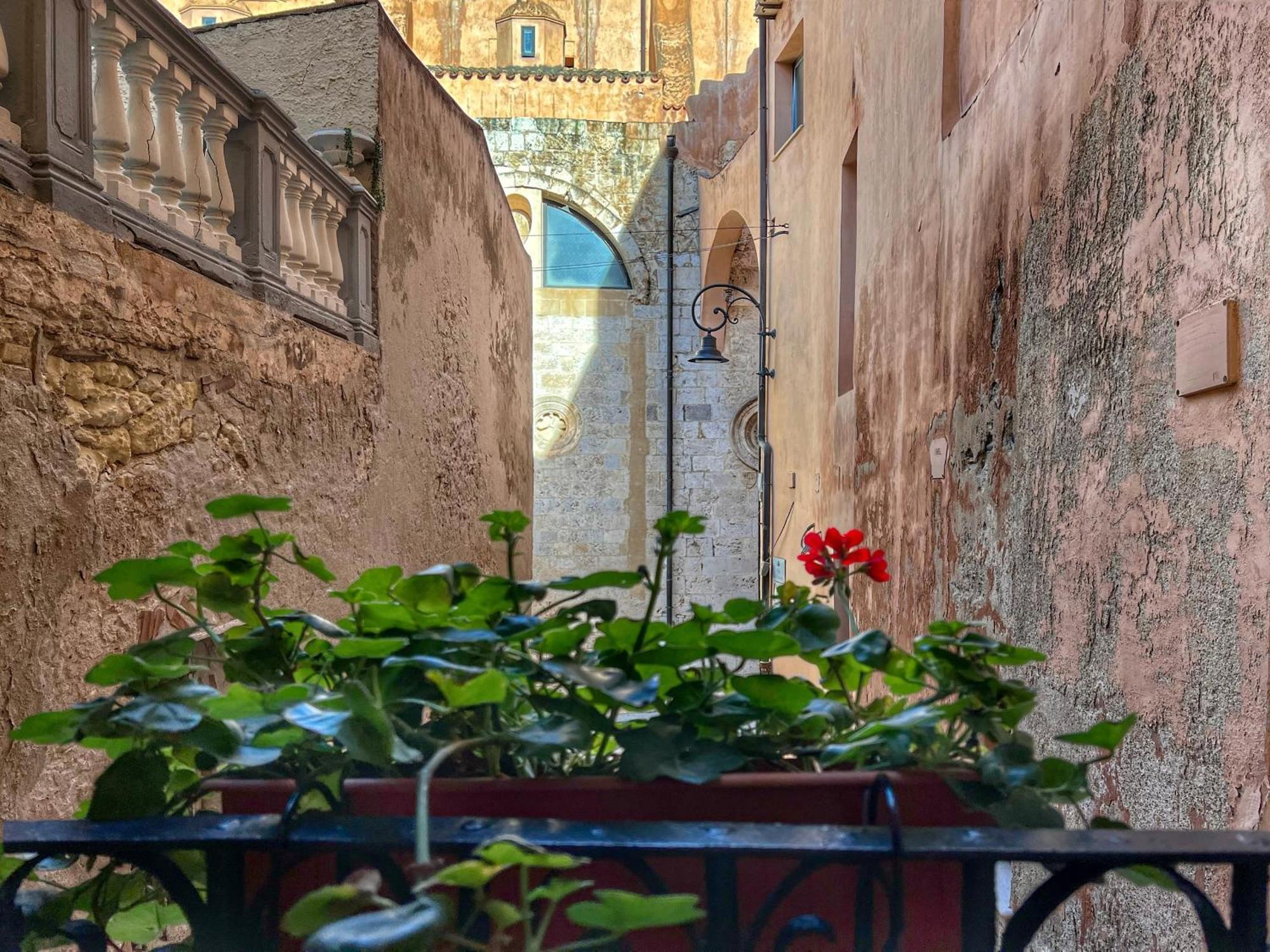 Отель Al Duomo Di Кальяри Экстерьер фото